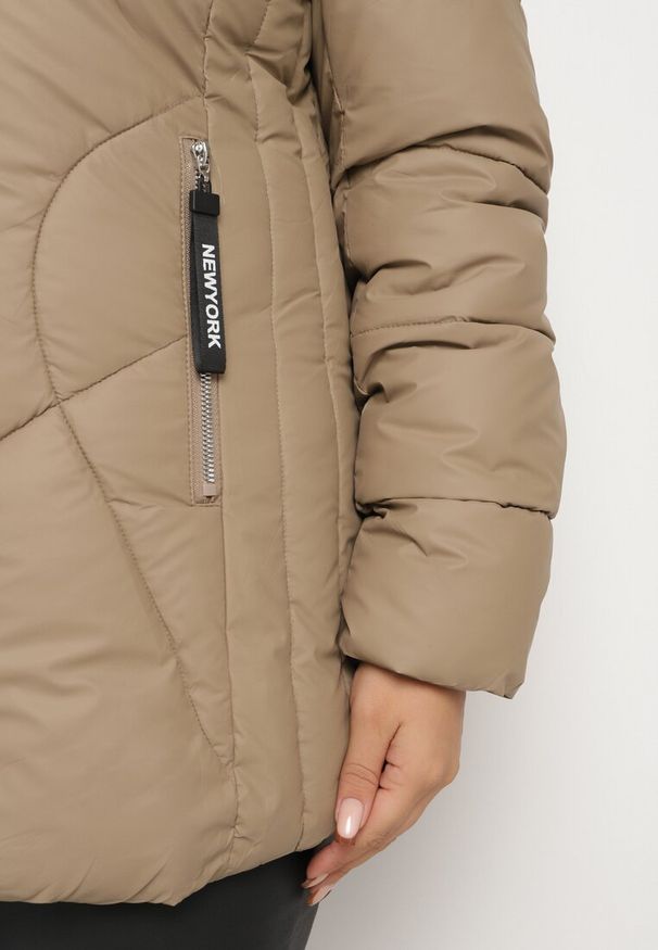 Born2be - Ciemnobeżowa Kurtka Pikowana z Odpinanym Kapturem i Futerkiem Ittella. Okazja: na spacer, na co dzień. Kolekcja: plus size. Kolor: beżowy. Materiał: futro. Wzór: aplikacja. Sezon: zima. Styl: casual
