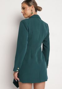 Born2be - Ciemnozielona Taliowana Sukienka o Kroju Marynarki z Mini Trenem Besista. Kolor: zielony. Długość rękawa: długi rękaw. Wzór: aplikacja. Styl: elegancki, klasyczny. Długość: mini #7