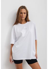 T-SHIRT IZZY "BETTER TOGETHER" BIAŁY L - Flawless. Kolor: biały. Materiał: jeans, dresówka, skóra, bawełna