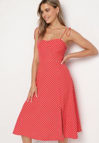 Born2be - Czerwona Sukienka Midi w Kropki na Ramiączkach Ionttis. Kolor: czerwony. Materiał: tkanina. Długość rękawa: na ramiączkach. Wzór: kropki. Długość: midi #2