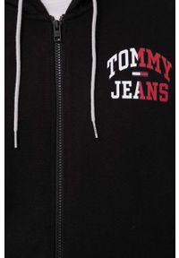 Tommy Jeans Bluza bawełniana męska kolor czarny z kapturem z nadrukiem. Okazja: na co dzień. Typ kołnierza: kaptur. Kolor: czarny. Materiał: bawełna. Wzór: nadruk. Styl: casual