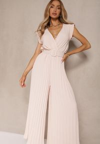 Renee - Beżowy Kopertowy Kombinezon Wide Leg Zdobiony Plisami i Paskiem z Klamrą Salirella. Okazja: na co dzień. Kolor: beżowy. Wzór: aplikacja. Styl: elegancki, casual