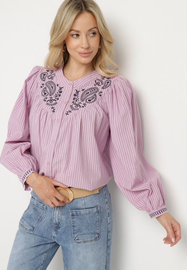 Born2be - Różowa Bawełniana Koszula Ozdobiona Haftem Velretia. Okazja: na co dzień, do pracy. Kolor: różowy. Materiał: bawełna. Długość rękawa: długi rękaw. Długość: długie. Wzór: aplikacja, haft. Styl: klasyczny, casual, elegancki