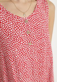 Born2be - Czerwona Bawełniana Rozkloszowana Sukienka Ozdobiona Kwiatami i Guzikami Lisavella. Okazja: na spacer, na co dzień. Kolor: czerwony. Materiał: bawełna. Wzór: kwiaty, aplikacja. Sezon: lato. Styl: elegancki, casual, klasyczny #5