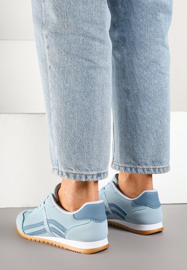 Born2be - Niebieskie Sneakersy w Stylu Kultowych Tenisówek z Ozdobnymi Przeszyciami Wendiva. Okazja: na co dzień. Zapięcie: sznurówki. Kolor: niebieski. Materiał: jeans. Obcas: na obcasie. Wysokość obcasa: niski