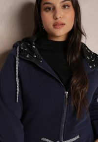 Renee - Granatowa Bluza Długa z Kapturem Egia. Typ kołnierza: kaptur. Kolekcja: plus size. Kolor: niebieski. Materiał: polar. Długość: długie. Sezon: jesień, zima. Styl: elegancki
