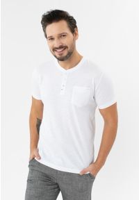 Volcano - T-shirt z rozpinanym dekoltem TM-HUBRIS. Kolekcja: plus size. Kolor: biały. Materiał: włókno, bawełna, materiał. Długość rękawa: krótki rękaw. Długość: krótkie. Wzór: aplikacja. Styl: klasyczny #1