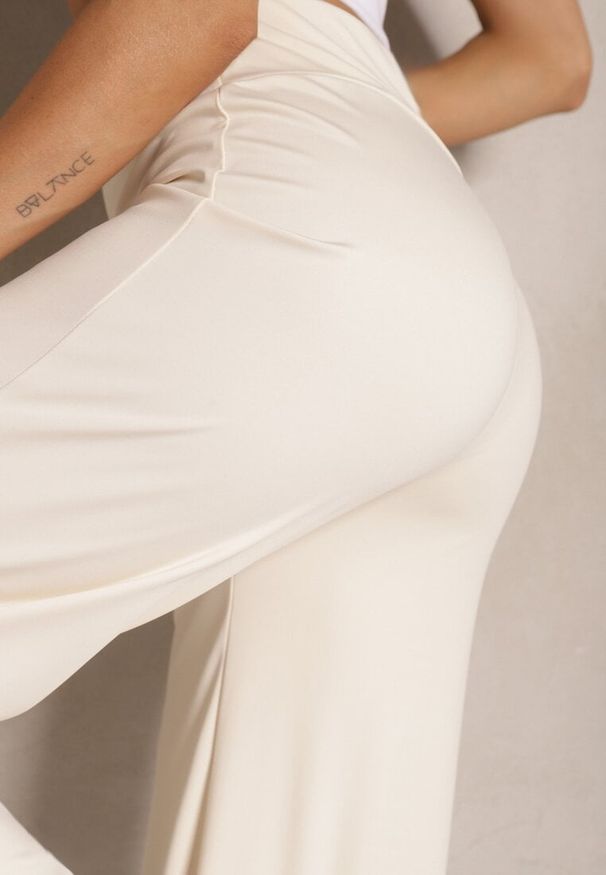 Renee - Jasnobeżowe Spodnie z Bawełną o Szerokim Kroju High Waist Efleria. Okazja: na co dzień. Stan: podwyższony. Kolor: beżowy. Materiał: bawełna. Sezon: wiosna, lato. Styl: casual, elegancki