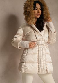 Renee - Beżowa Pikowana Kurtka z Paskiem i Kapturem z Futerkiem Lilittia. Kolor: beżowy. Materiał: futro. Sezon: zima. Styl: elegancki #1
