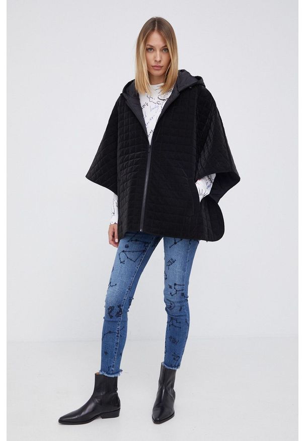 Desigual Poncho kolor czarny e. Kolor: czarny. Materiał: materiał. Wzór: gładki