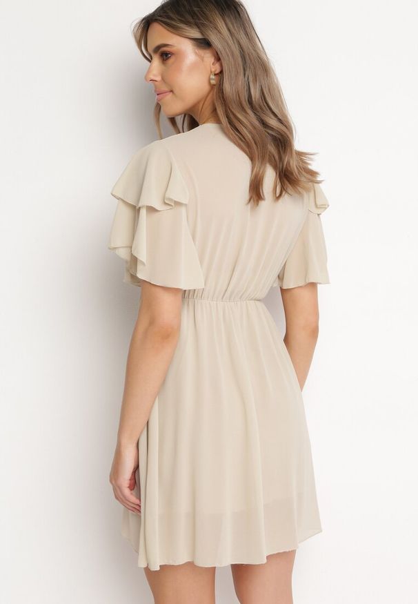 Born2be - Jasnobeżowa Sukienka Theselle. Okazja: na co dzień, na imprezę. Kolor: beżowy. Długość rękawa: krótki rękaw. Wzór: jednolity. Sezon: lato. Typ sukienki: kopertowe. Styl: casual. Długość: mini