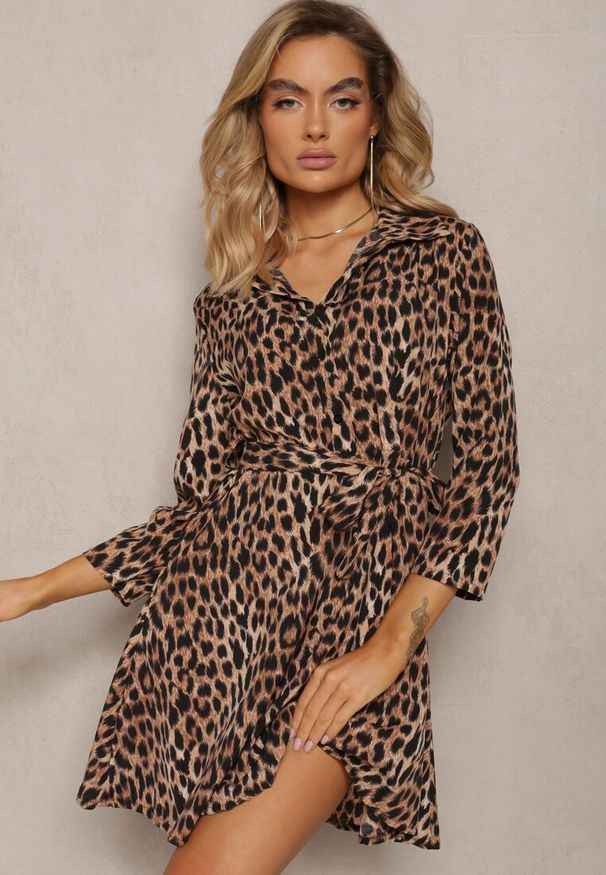 Renee - Brązowa Sukienka Mini w Zwierzęcy Wzór z Trójkątnym Dekoltem i Wiązaniem w Talii Vidan. Kolor: brązowy. Wzór: motyw zwierzęcy. Długość: mini