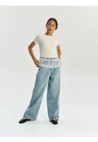Reserved - Jeansy wide leg z koronkowym detalem - niebieski. Kolor: niebieski