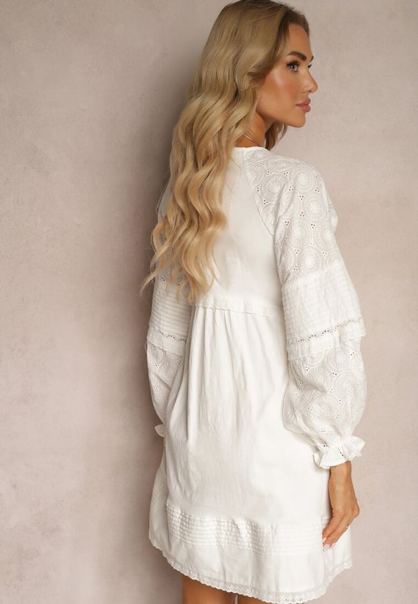 Renee - Biała Haftowana Sukienka w Stylu Boho z Bawełny Zdobiona Guzikami Elali. Okazja: na co dzień. Typ kołnierza: dekolt w kształcie V. Kolor: biały. Materiał: bawełna. Wzór: aplikacja, haft. Typ sukienki: proste, trapezowe. Styl: boho