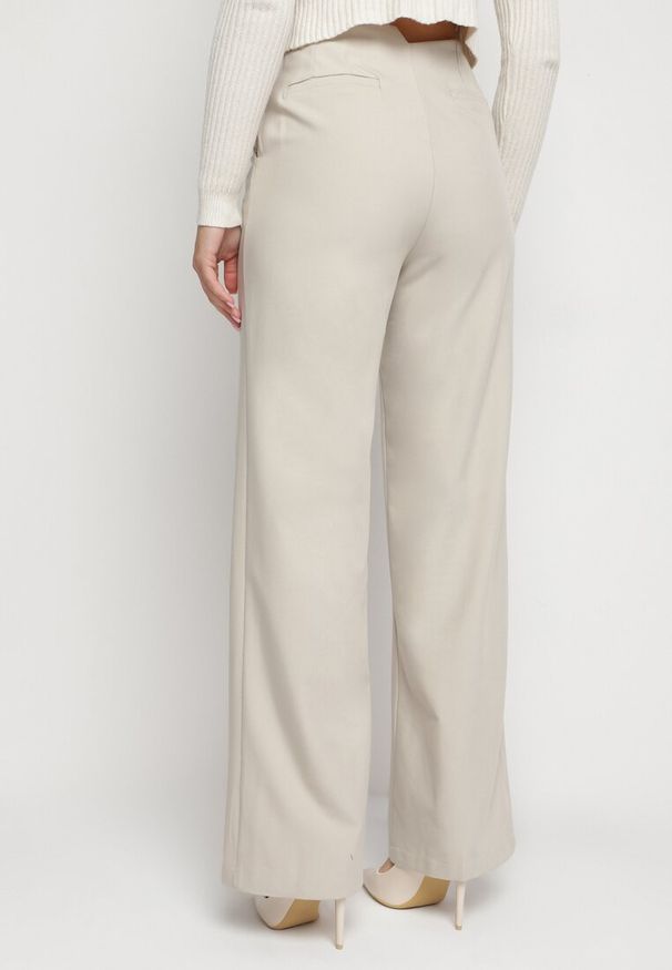 Born2be - Beżowe Spodnie Garniturowe o Szerokim Fasonie z Imitacją Kieszeni Irindale. Okazja: do pracy, na spotkanie biznesowe. Stan: podwyższony. Kolor: beżowy. Materiał: tkanina. Styl: klasyczny, biznesowy, elegancki