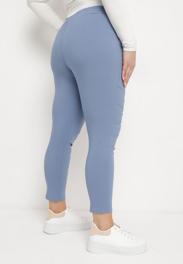Born2be - Niebieskie Spodnie z Nogawkami 7/8 i Kieszeniami Gavotta. Okazja: na co dzień. Kolekcja: plus size. Kolor: niebieski. Materiał: satyna. Styl: elegancki, casual
