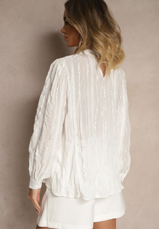 Renee - Biała Tłoczona Bluzka o Koszulowym Kroju z Ozdobnym Wiązaniem Sepalea. Okazja: na co dzień. Kolor: biały. Materiał: jeans. Długość rękawa: długi rękaw. Długość: długie. Styl: casual, elegancki