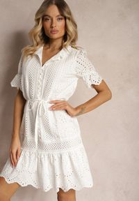 Renee - Biała Sukienka Boho z Bawełny Ozdobiona Ażurowym Wzorem Falbaną i Przewiązana Paskiem Nelah. Okazja: na co dzień, na imprezę. Kolor: biały. Materiał: bawełna. Wzór: aplikacja, ażurowy. Typ sukienki: proste. Styl: boho #1