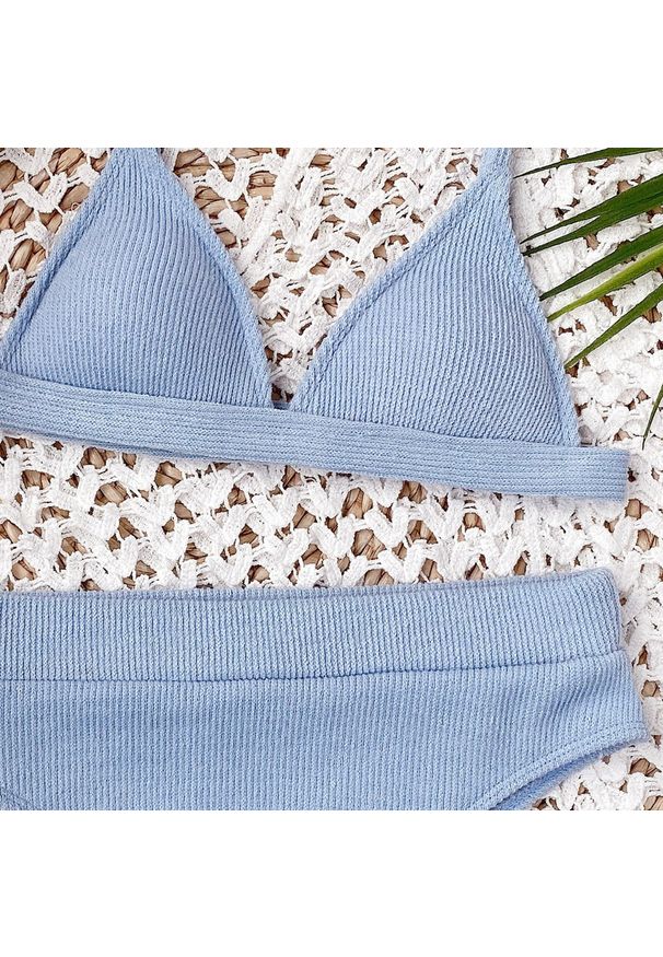 Intica - Bikini z figami regulowane na plażę Nellya. Kolor: czarny. Materiał: materiał. Wzór: aplikacja