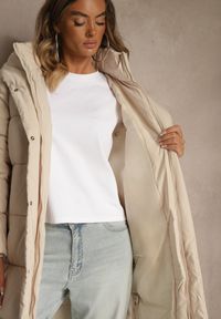 Renee - Jasnobeżowa Zimowa Kurtka z Pikowanymi Przeszyciami Kapturem i Bocznymi Napami Alarisse. Okazja: na imprezę, na co dzień. Kolor: beżowy. Materiał: jeans. Sezon: zima. Styl: casual #4