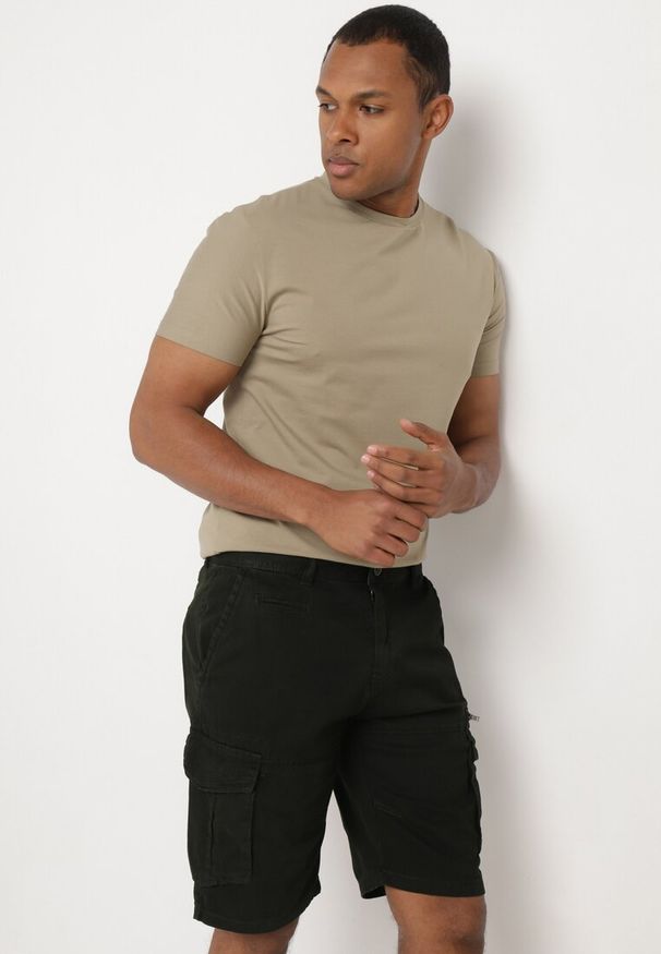 Born2be - Ciemnozielone Bawełniane Szorty Klasyczne z Wysokim Stanem Ivoolia. Okazja: na co dzień. Stan: podwyższony. Kolor: zielony. Materiał: bawełna. Styl: klasyczny