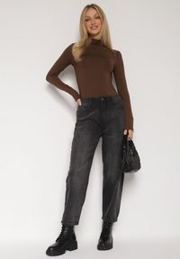 Born2be - Szare Jeansy o Kroju Mom Fit z Wysokim Stanem Ralerra. Okazja: na co dzień. Stan: podwyższony. Kolor: szary. Wzór: gładki. Styl: casual, elegancki #6