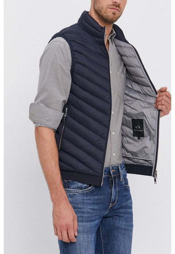 Armani Exchange - Bezrękawnik puchowy. Okazja: na co dzień. Kolor: niebieski. Materiał: puch. Długość rękawa: bez rękawów. Styl: casual