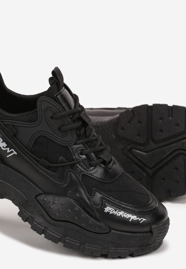 Born2be - Czarne Sneakersy Ozdobione Napisami i Tłoczeniami na Podeszwie Virra. Okazja: na co dzień. Nosek buta: okrągły. Zapięcie: sznurówki. Kolor: czarny. Wzór: napisy, aplikacja. Materiał: jeans, materiał. Sezon: wiosna, jesień. Obcas: na obcasie. Wysokość obcasa: niski