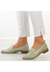 DEONI - Zielone ażurowe skórzane Polskie półbuty damskie Deoni d043. Kolor: zielony. Materiał: skóra. Szerokość cholewki: normalna. Wzór: ażurowy. Sezon: wiosna, lato. Obcas: na obcasie. Styl: klasyczny. Wysokość obcasa: niski #1