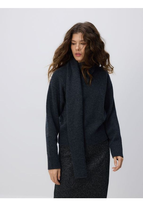 Reserved - Wełniany sweter z szalem - ciemnoszary. Kolor: szary. Materiał: wełna