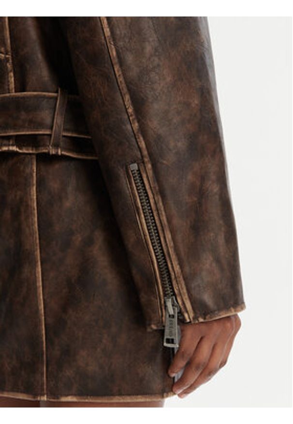 Guess Kurtka z imitacji skóry W5YL04 WHDI0 Brązowy Regular Fit. Kolor: brązowy. Materiał: skóra