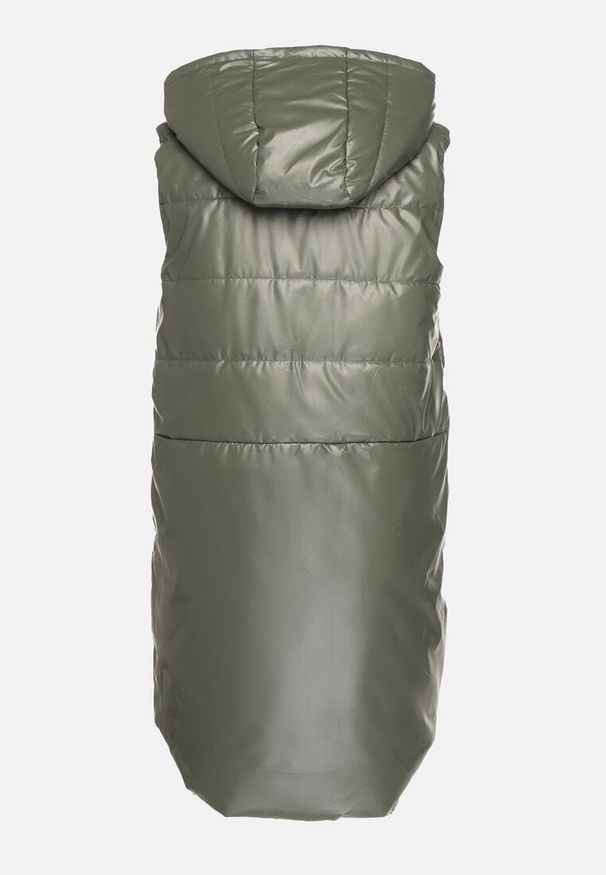 Born2be - Zielona Kamizelka Długa z Kapturem Ozdobiona Naszywką Zapinana na Napy Nevettea. Okazja: na co dzień. Typ kołnierza: kaptur. Kolor: zielony. Długość: długie. Wzór: aplikacja. Styl: casual, elegancki