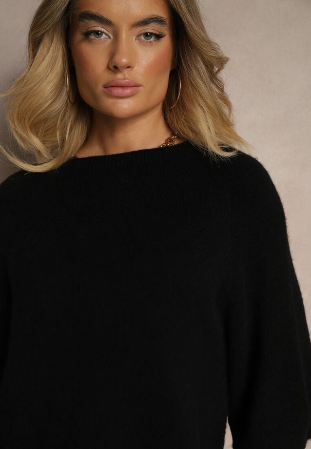 Renee - Czarny Sweter z Rękawami 3/4 z Wełną Dannalin. Okazja: na co dzień, na spotkanie biznesowe. Typ kołnierza: dekolt w łódkę. Kolor: czarny. Materiał: wełna. Długość rękawa: krótki rękaw. Długość: krótkie. Sezon: wiosna. Styl: biznesowy, klasyczny, elegancki, casual
