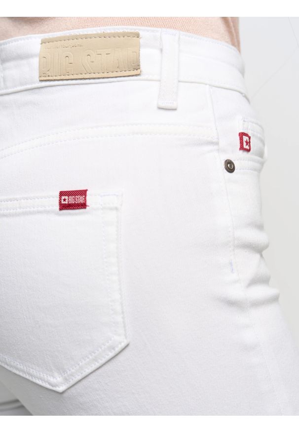 Big-Star - Jeansy damskie białe Adela Bootcut 814. Kolor: biały. Długość: krótkie