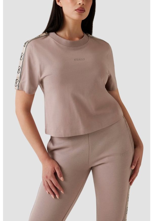 Guess - GUESS Różowy bawełniany t-shirt damski z lampasami Britney, Rozmiar S. Okazja: na co dzień. Kolor: różowy. Materiał: bawełna. Styl: elegancki, casual, sportowy