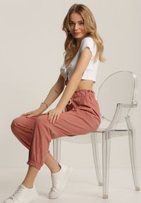 Renee - Ciemnoróżowe Spodnie Nethiphoia. Stan: podwyższony. Kolor: różowy. Materiał: bawełna. Długość: długie. Wzór: prążki, aplikacja #5