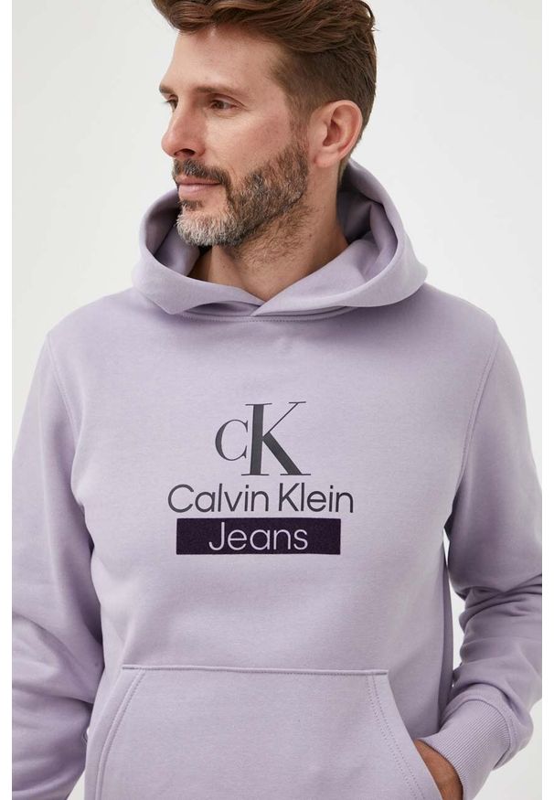 Calvin Klein Jeans bluza męska kolor fioletowy z kapturem z nadrukiem. Typ kołnierza: kaptur. Kolor: fioletowy. Materiał: bawełna. Wzór: nadruk