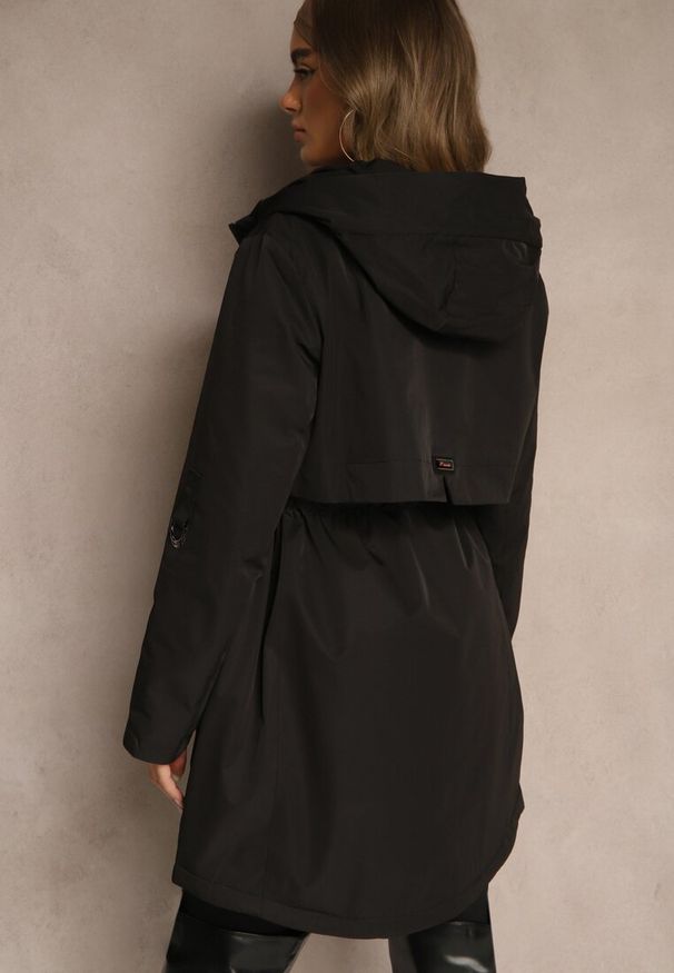 Renee - Czarna Kurtka Typu Parka z Kapturem o Klasycznym Kroju Tulania. Okazja: na spacer, na co dzień. Typ kołnierza: kaptur. Kolor: czarny. Materiał: jeans. Styl: klasyczny