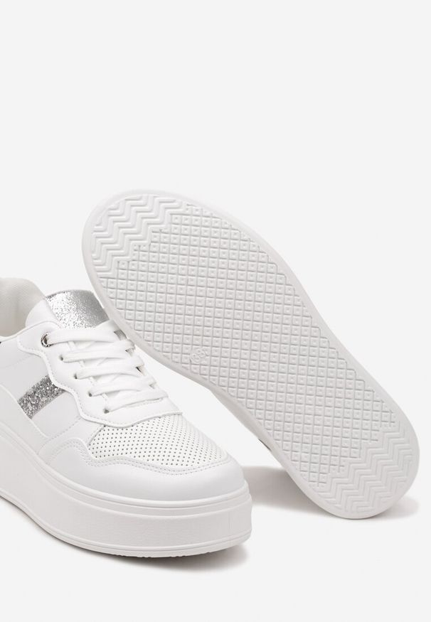 Renee - Biało-Srebrne Sneakersy z Ekoskóry za Kostkę ze Sznurowaniami Zdobione Perforacją Raviana. Wysokość cholewki: za kostkę. Nosek buta: okrągły. Zapięcie: sznurówki. Kolor: biały. Wzór: aplikacja. Obcas: na obcasie. Wysokość obcasa: niski