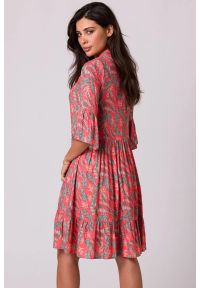 Sukienki.shop - Sukienka rozkloszowana z falbaną z nadrukiem koszulowa. Okazja: na co dzień, na randkę. Wzór: nadruk. Typ sukienki: koszulowe. Styl: casual, wizytowy #3