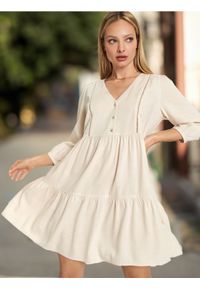 Sinsay - Sukienka mini babydoll - kremowy. Kolor: kremowy. Materiał: skóra, wiskoza, len. Długość: mini #1