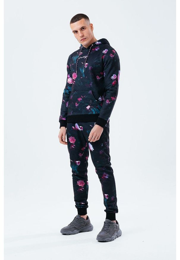 Hype Bluza męska kolor czarny z kapturem wzorzysta. Okazja: na co dzień. Typ kołnierza: kaptur. Kolor: czarny. Materiał: dzianina. Styl: casual