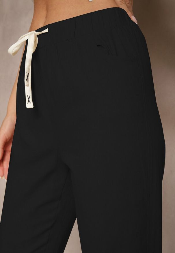 Renee - Czarne Spodnie z Bawełny Ozdobione Wiązaniem Zentebis. Okazja: na co dzień. Kolor: czarny. Materiał: bawełna. Wzór: aplikacja. Sezon: wiosna. Styl: casual, sportowy