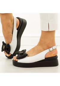 Białe skorzane sandały damskie Filippo Ds7805/26. Zapięcie: sprzączka. Kolor: biały. Materiał: skóra. Wzór: aplikacja. Sezon: wiosna, lato. Obcas: na platformie. Styl: elegancki, wizytowy #1