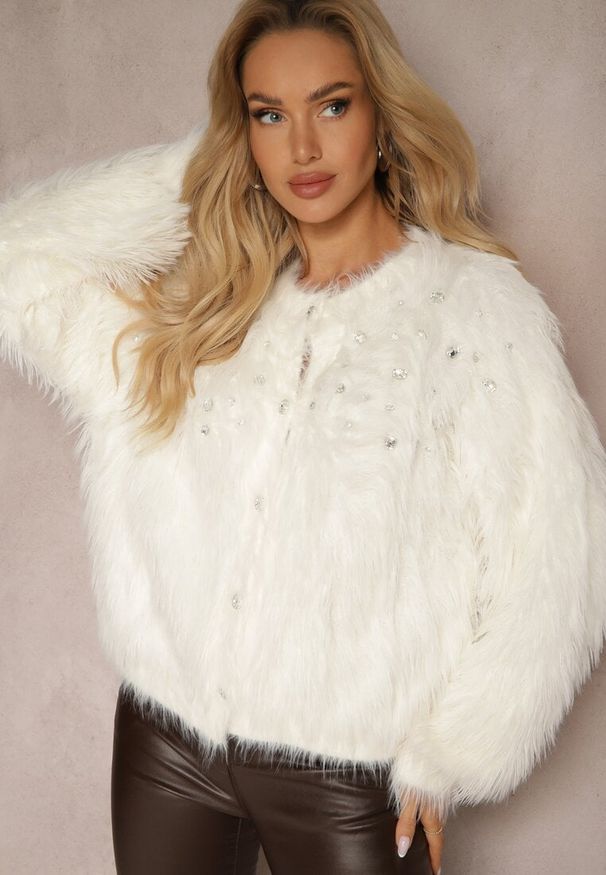 Renee - Biały Kardigan z Kryształkami i Cienkimi Frędzlami z Dzianiny Laoniah. Okazja: na co dzień. Kolor: biały. Materiał: dzianina. Styl: casual