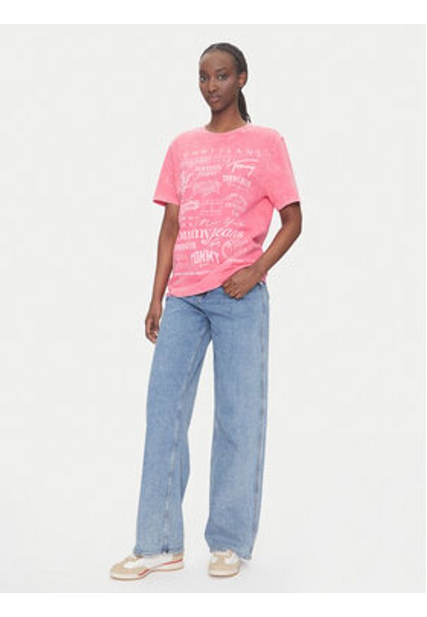 Tommy Jeans T-Shirt Multi Brand DW0DW20923 Różowy Relaxed Fit. Kolor: różowy. Materiał: bawełna