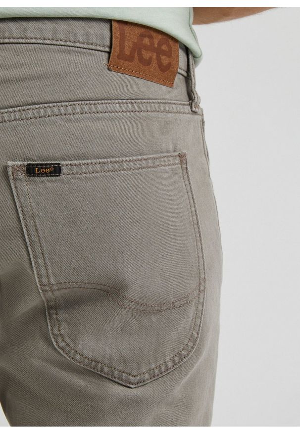 Lee - LEE LUKE MĘSKIE SPODNIE MATERIAŁOWE MUSHROOM LIGHT L719KMC62 112333675. Materiał: materiał