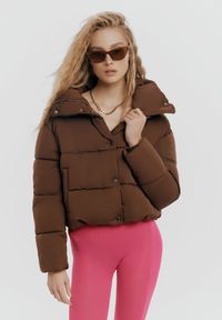 Renee - Ciemnobrązowa Kurtka Puffer Pikowana ze Stójką Maymie. Typ kołnierza: kołnierzyk stójkowy. Kolor: brązowy #7