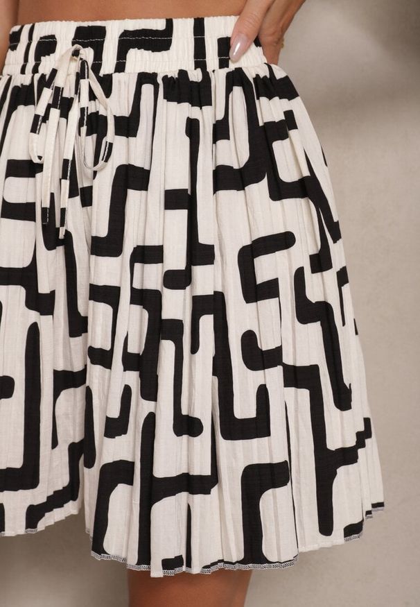 Renee - Czarno-Białe Szorty z Wiskozy High Waist Ozdobione Geometrycznym Wzorem Lirazea. Stan: podwyższony. Kolor: czarny. Materiał: wiskoza. Wzór: geometria, aplikacja