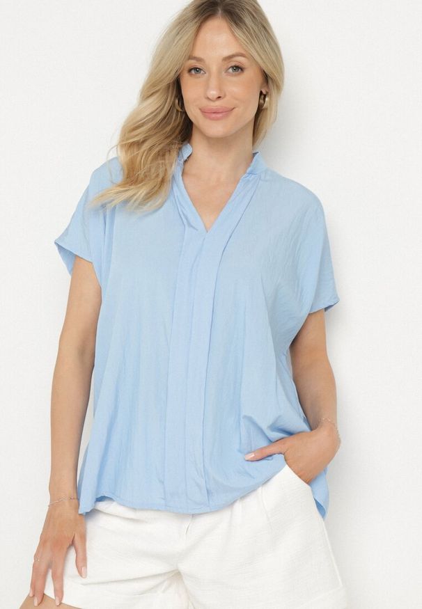 Born2be - Jasnoniebieska Nietoperzowa Bluzka Oversize z Wiskozą z Dekoltem w Serek Davilisa. Typ kołnierza: dekolt w serek. Kolor: niebieski. Materiał: wiskoza. Wzór: aplikacja. Styl: elegancki, klasyczny